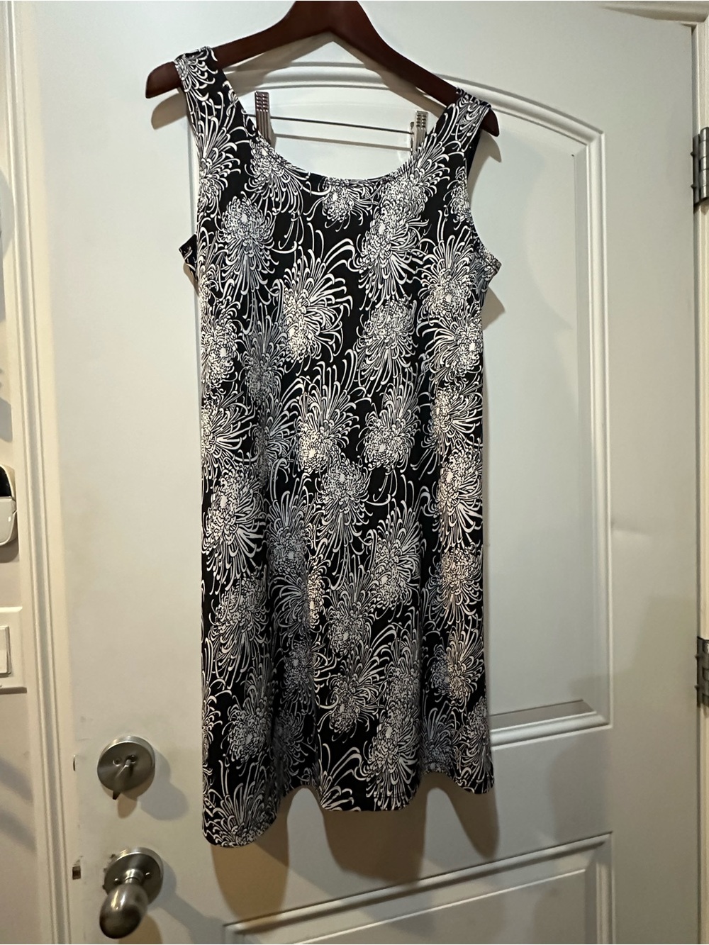 Jolie Black & White Floral Sleeveless Shift Dress